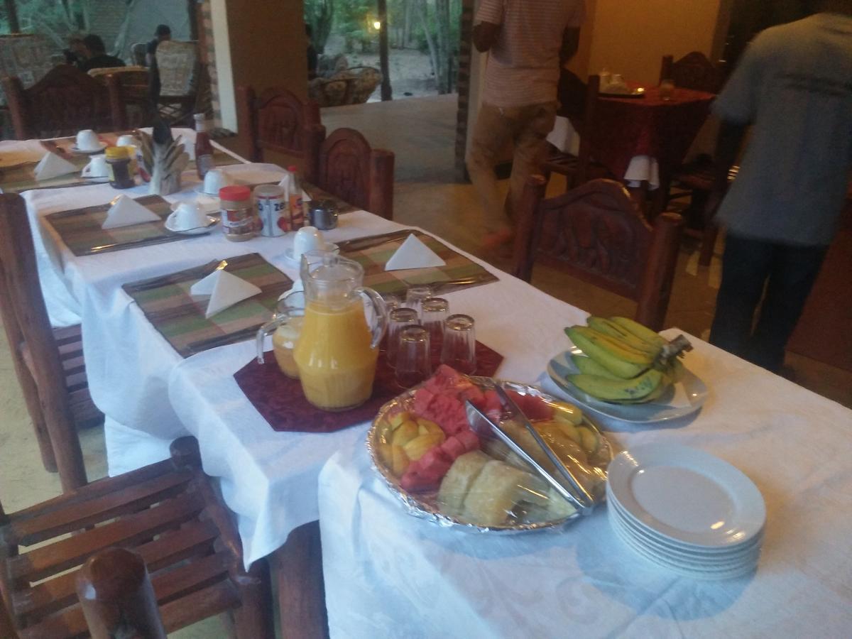 Irungu Forest Safari Lodge Katunguru Kültér fotó