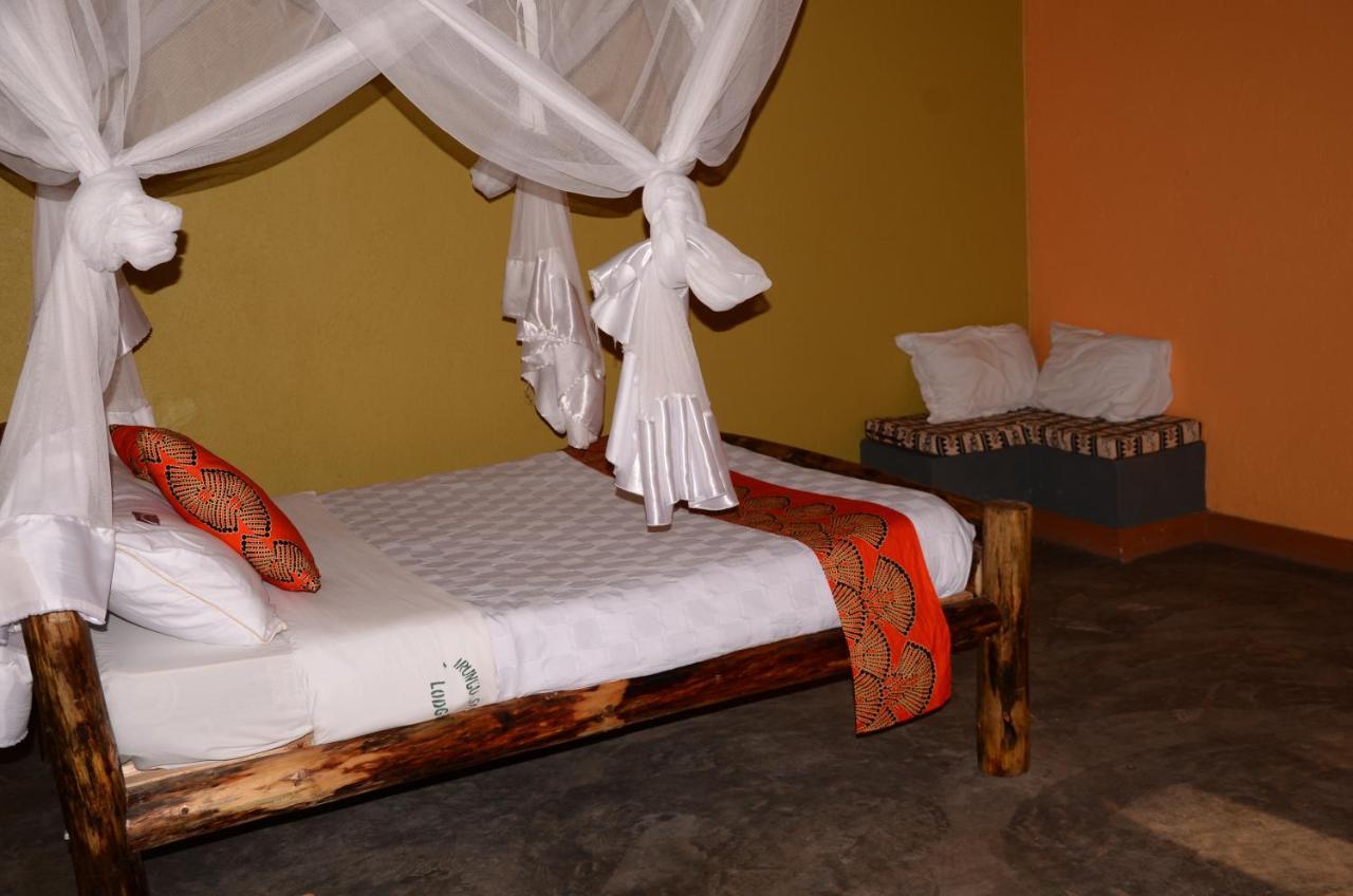 Irungu Forest Safari Lodge Katunguru Kültér fotó