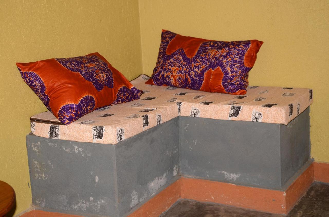 Irungu Forest Safari Lodge Katunguru Kültér fotó