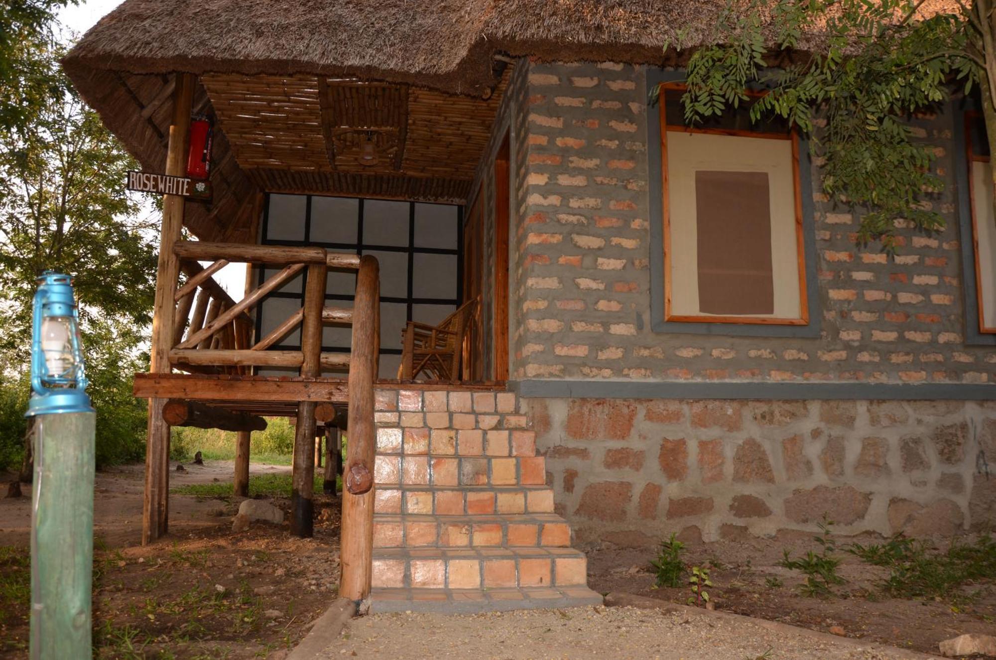 Irungu Forest Safari Lodge Katunguru Kültér fotó
