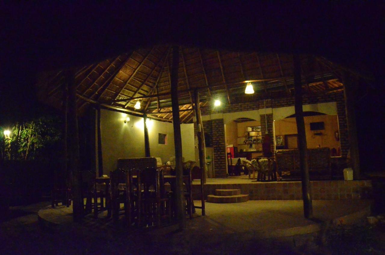 Irungu Forest Safari Lodge Katunguru Kültér fotó