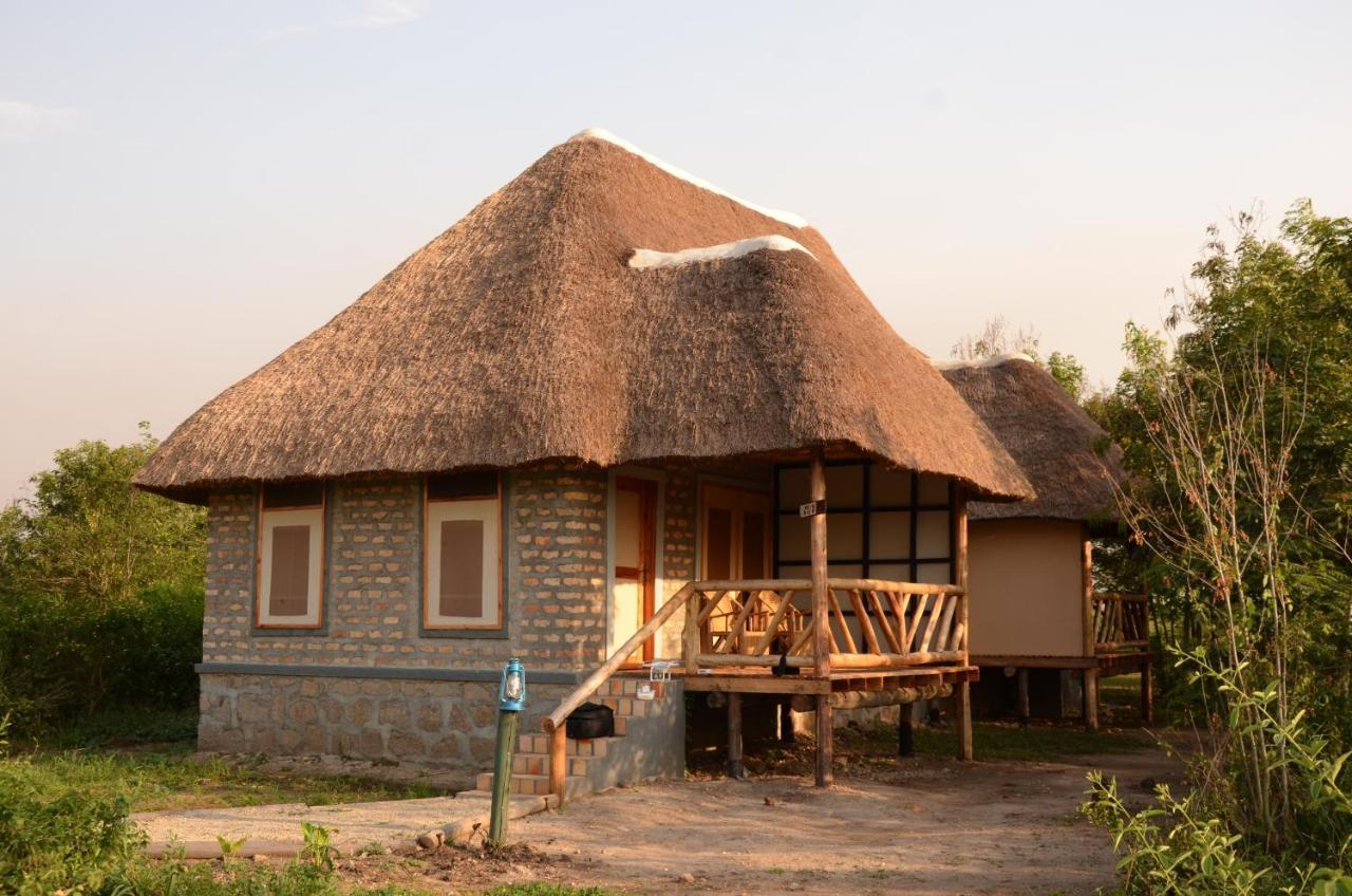 Irungu Forest Safari Lodge Katunguru Kültér fotó