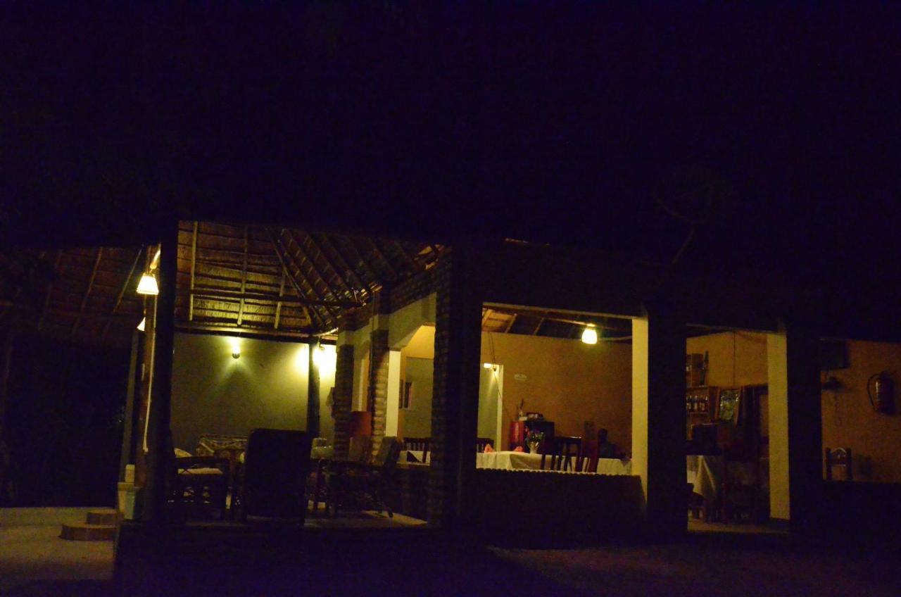 Irungu Forest Safari Lodge Katunguru Kültér fotó