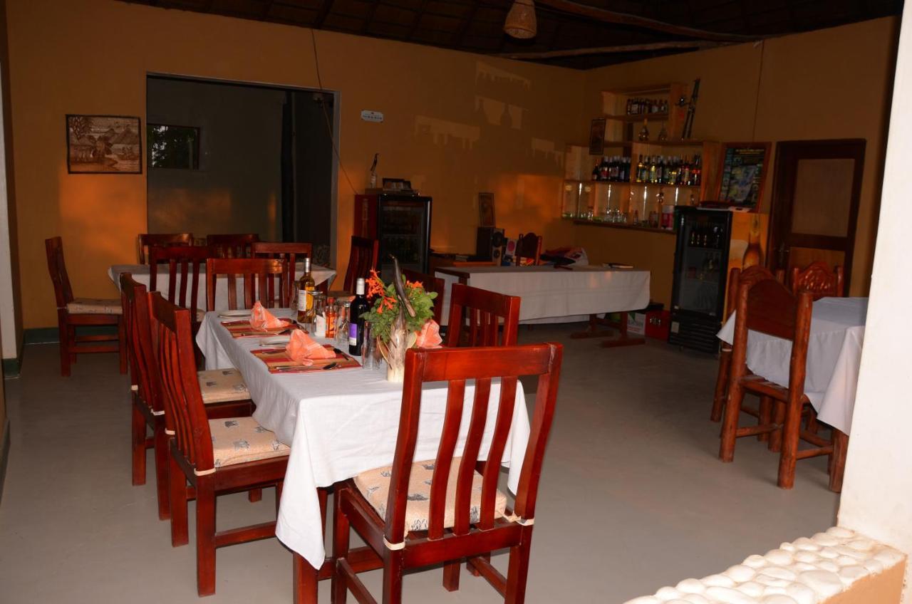 Irungu Forest Safari Lodge Katunguru Kültér fotó