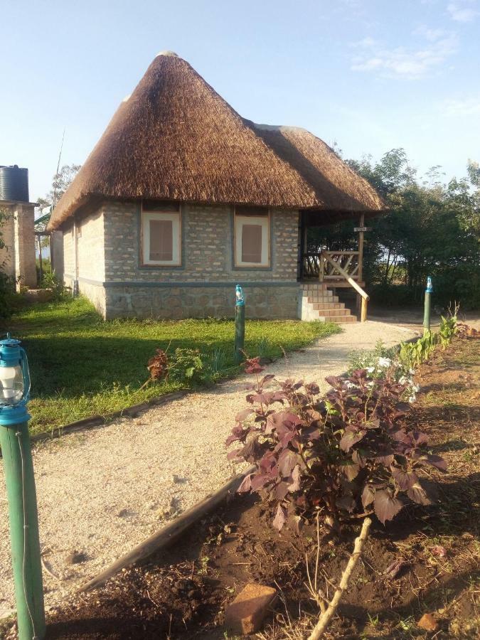 Irungu Forest Safari Lodge Katunguru Kültér fotó